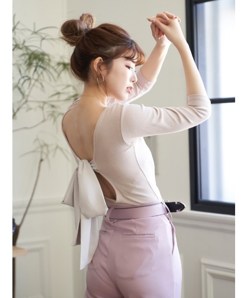 Darich(ダーリッチ)の「バックリボンボディトップス(Tシャツ/カットソー・レディース・ホワイト/ブラック/ピンク/モカ・FREE)」の4枚目の写真