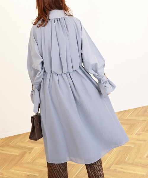 Monocoro toppi（モノコロトッピ）の「バックシフォントレンチコート 21SS（トレンチコート・レディース・ベージュ/ブルー系その他/グレイッシュベージュ・M）」の3枚目の写真