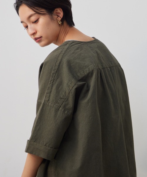 OMNES Another Edition（オムネス アナザーエディション）の「製品染め コットンビッグポケットプルオーバーシャツ（シャツ/ブラウス・レディース・ブラック/ベージュ/カーキ/モカ・FREE）」の4枚目の写真