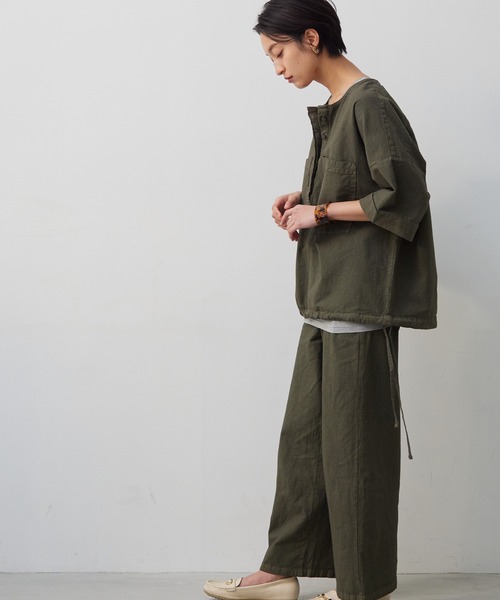 OMNES Another Edition（オムネス アナザーエディション）の「製品染め コットンビッグポケットプルオーバーシャツ（シャツ/ブラウス・レディース・ブラック/ベージュ/カーキ/モカ・FREE）」の7枚目の写真