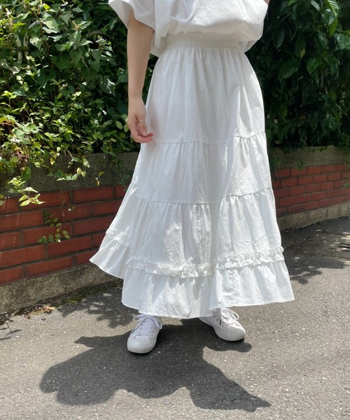 at12:03（アットイチニーゼロサン）の「ティアードフリルボリュームロングスカート（スカート・レディース・ホワイト/ブラック・FREE）」の5枚目の写真