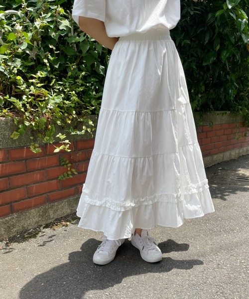at12:03（アットイチニーゼロサン）の「ティアードフリルボリュームロングスカート（スカート・レディース・ホワイト/ブラック・FREE）」の6枚目の写真