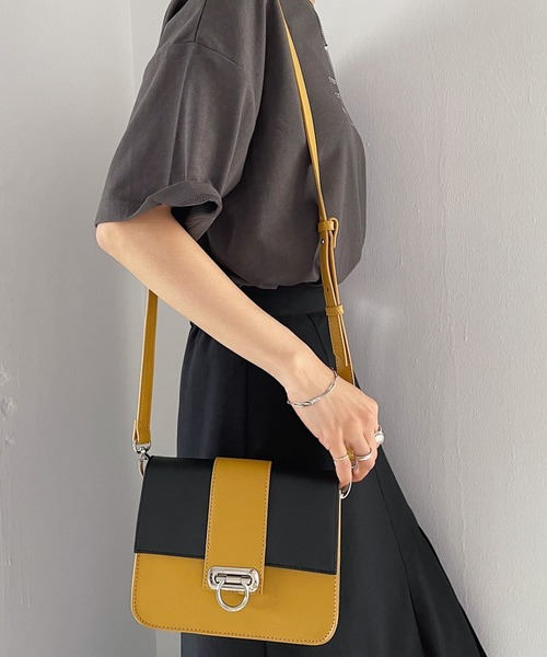 PAGEBOY（ページボーイ）の「バイカラースクエアショルダー（ショルダーバッグ・レディース・ホワイト×ブラック/イエロー系その他・FREE）」の2枚目の写真