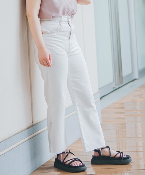 DuKKah（デュカ）の「Dukkah/【低身長向け】スリットストレートパンツ（デニムパンツ・レディース・ダークインディゴブルー/ホワイト・X-SMALL）」の2枚目の写真