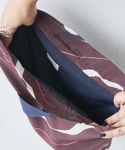 BEARDSLEY(ビアズリー)の「波柄バッグ(トートバッグ・レディース・ブラウン/ブルー・FREE)」の4枚目の写真