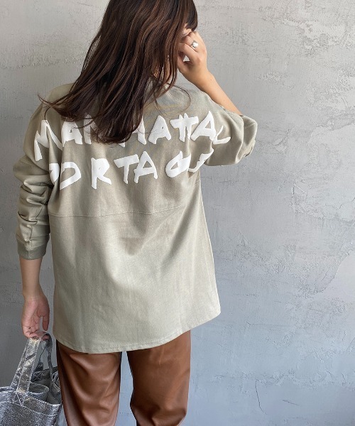 Manhattan Portage（マンハッタンポーテージ）の「[MANHATTAN PORTAGE/マンハッタンポーテージ] 別注 バックプリントロングスリーブTシャツ（Tシャツ/カットソー・レディース・チャコール/アイボリー/グレー・S/M/L/XL）」の2枚目の写真