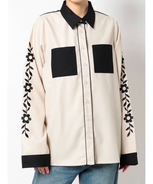 jouetie（ジュエティ）の「バイカラーパイピングフラワーシャツ（シャツ/ブラウス・レディース・パープル/オフホワイト/ブルー・MEDIUM）」の4枚目の写真