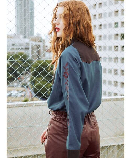 jouetie（ジュエティ）の「バイカラーパイピングフラワーシャツ（シャツ/ブラウス・レディース・パープル/オフホワイト/ブルー・MEDIUM）」の13枚目の写真