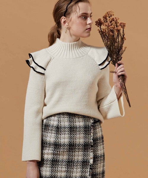 NOELA(ノエラ)の「ショルダーフリルニット(ニット/セーター・レディース・オフホワイト/ラベンダー/ベージュ・FREE)」の2枚目の写真