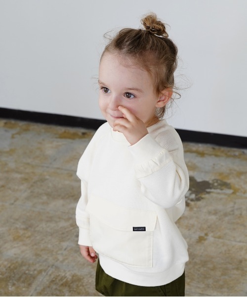 quoti use fith(クゥオティ ユース フィス)の「裏毛ポケット長袖スウェット(スウェット・キッズ・ホワイト/カーキ/チャコールグレー・80/90/100/110/120/130)」の1枚目の写真