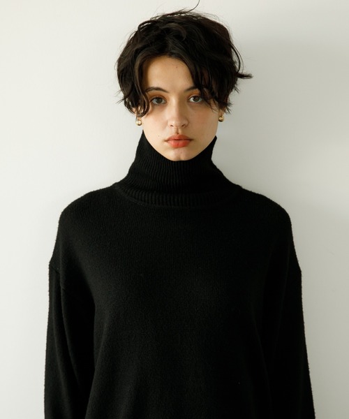 koe（コエ）の「天竺編みタートルネックニット*（ニット/セーター・レディース・ライトベージュ/カーキ/グリーン/ブラック/ブラウン/マスタード・L/S/M）」の2枚目の写真