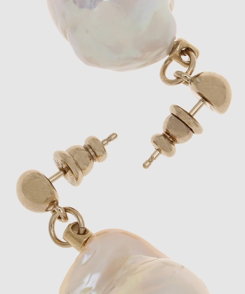 Chloe(クロエ)の「DARCEY / EARRINGS(ピアス(両耳用)・レディース・ゴールド・FREE)」の2枚目の写真