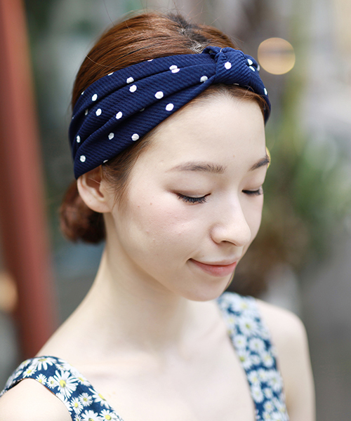Ray BEAMS(レイビームス)の「Ray BEAMS / ドット ヘアバンド(ヘアバンド・レディース・ホワイト/ネイビー・ONE SIZE)」の2枚目の写真