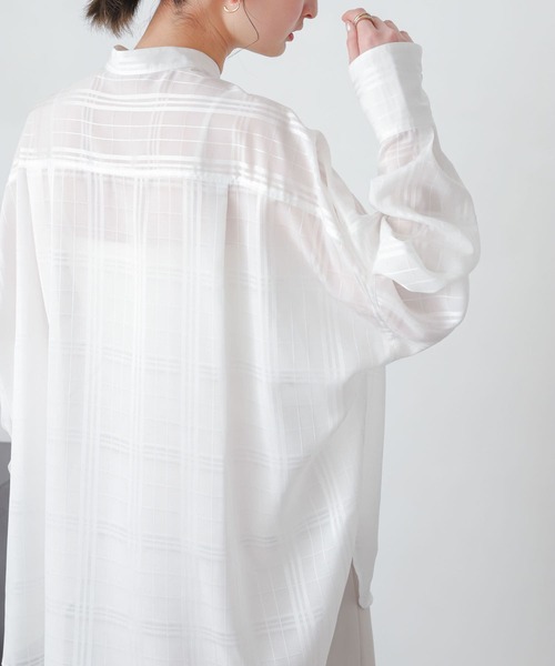 SENSE OF PLACE by URBAN RESEARCH(センスオブプレイスバイアーバンリサーチ)の「シアーシャンブレールーズシャツ(シャツ/ブラウス・レディース・グリーン/ブルー/ベージュ/ブラック/オフホワイト/ブラウン・ONE)」の2枚目の写真