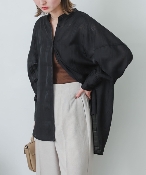 SENSE OF PLACE by URBAN RESEARCH(センスオブプレイスバイアーバンリサーチ)の「シアーシャンブレールーズシャツ(シャツ/ブラウス・レディース・グリーン/ブルー/ベージュ/ブラック/オフホワイト/ブラウン・ONE)」の3枚目の写真