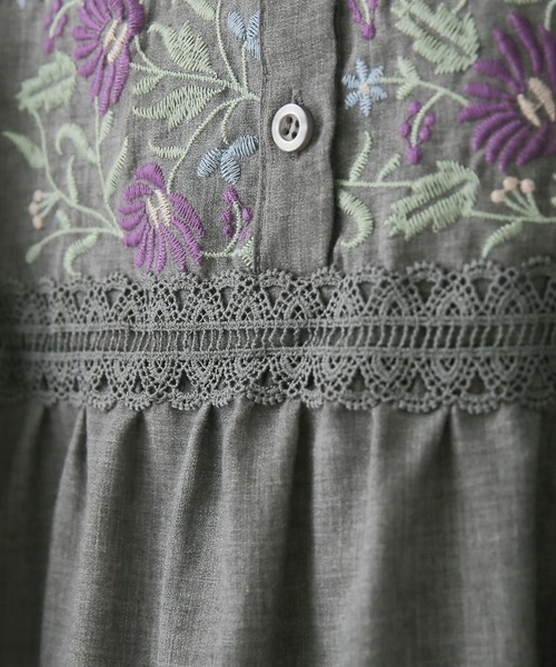 【新品未使用】ビアズリー　刺繍フレアブラウス BEARDSLEY（ビアズリー）の「刺繍フレアブラウス（シャツ