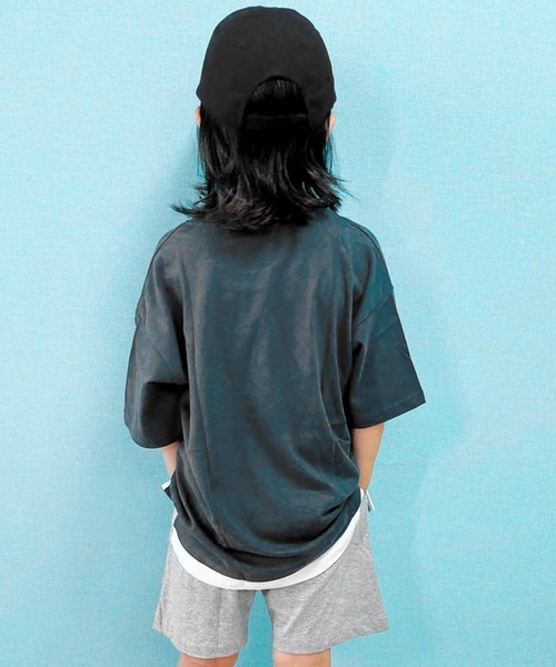 THE CASUAL(カジュアル)の「ビッグシルエット 裾フェイクレイヤード半袖ポケットTシャツ キッズ(Tシャツ/カットソー・キッズ・ブラック/ダークグリーン/ネイビー/オレンジ/ブルー/ミント/モカ/杢グレー/ベージュ/チャコール・140cm/150cm/160cm/120cm/130cm/110cm)」の14枚目の写真