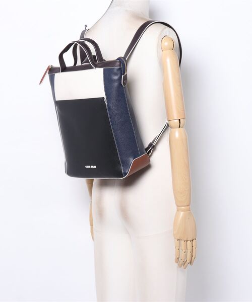 COLE HAAN（コールハーン）の「グランド アンビション スモール コンバーチブル ラックス バックパック womens（ハンドバッグ・レディース・ネイビー・OSFA）」の5枚目の写真