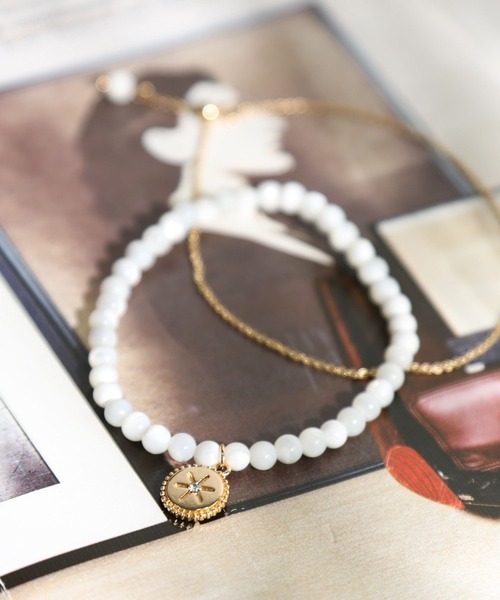 BAYFLOW（ベイフロー）の「マザーオパールエラブレスレット（ブレスレット・レディース・ライトグレー/イエロー・FREE）」の2枚目の写真