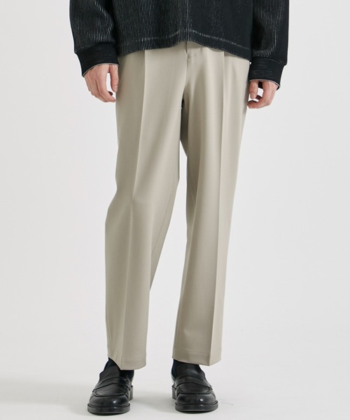 UNITED TOKYO（ユナイテッドトウキョウ）の「アウトラスト ワンタックスラックス（その他パンツ・メンズ・ブラック/ダークグレー/ライトベージュ・1/2/3）」の3枚目の写真