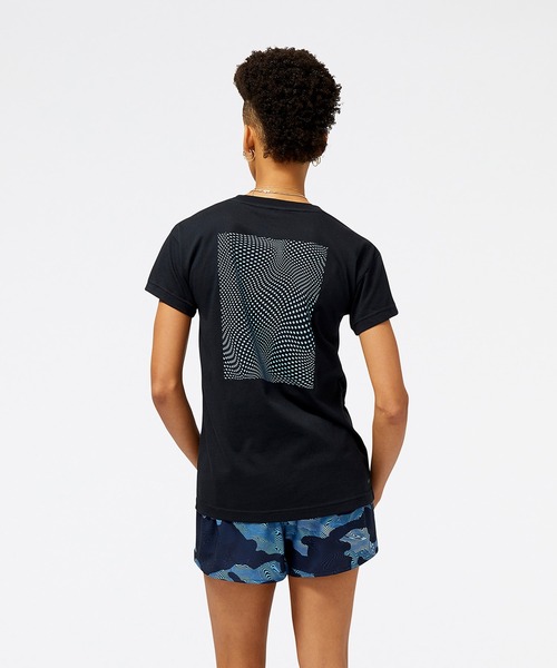 NEW BALANCE(ニューバランス)の「Relentless グラフィック ショートスリーブTシャツ(Tシャツ/カットソー・レディース・ホワイト系その他/ブラック系その他2・SMALL/X-LARGE/LARGE/MEDIUM)」の10枚目の写真