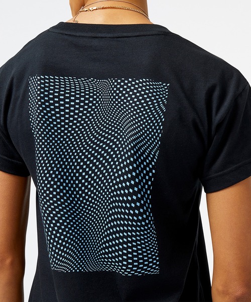 NEW BALANCE(ニューバランス)の「Relentless グラフィック ショートスリーブTシャツ(Tシャツ/カットソー・レディース・ホワイト系その他/ブラック系その他2・SMALL/X-LARGE/LARGE/MEDIUM)」の3枚目の写真