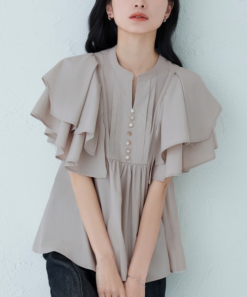RUIRUE BOUTIQUE(ルイルエブティック)の「レイヤードケープ・キーネックブラウス | 半袖 キーネック トップス 体型カバー オフィスカジュアル ボリュームスリーブ レイヤード ケープ 通勤服 華やか ブラウス(シャツ/ブラウス・レディース・パープル/ネイビー/グレイッシュベージュ・LL/S/3L/M/L)」の2枚目の写真