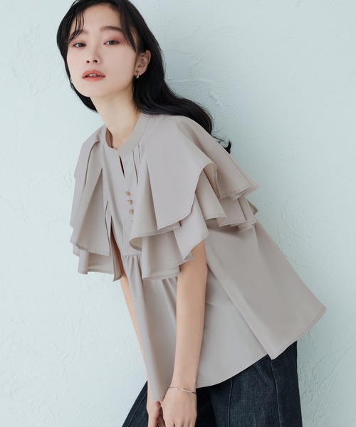 RUIRUE BOUTIQUE(ルイルエブティック)の「レイヤードケープ・キーネックブラウス | 半袖 キーネック トップス 体型カバー オフィスカジュアル ボリュームスリーブ レイヤード ケープ 通勤服 華やか ブラウス(シャツ/ブラウス・レディース・パープル/ネイビー/グレイッシュベージュ・LL/S/3L/M/L)」の4枚目の写真