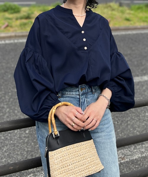 Chez toi(シェトワ)の「スリットネック袖ボリュームブラウス(シャツ/ブラウス・レディース・カーキ/オフホワイト/ブルー/ネイビー・FREE)」の4枚目の写真