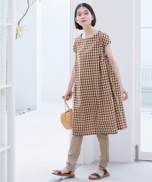 Viola e Viola(ヴィオラエヴィオラ)の「ギンガムタック使いワンピース(ショート(ワンピース・レディース・ブラウン/ブラック/ブルー/コバルトブルー/ネイビー/ブラック系その他・X-LARGE/MEDIUM/LARGE/XX-LARGE)」の1枚目の写真
