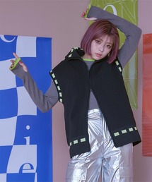ステッチ風フロントジップハイネックベスト