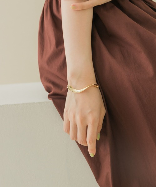 SMELLY（スメリー）の「ツイストプレートチェーンマンテルブレスレット（ブレスレット・レディース・シルバー/ゴールド・-）」の9枚目の写真