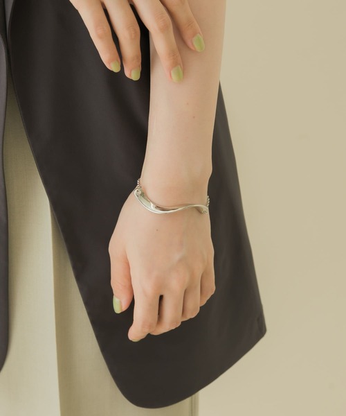 SMELLY（スメリー）の「ツイストプレートチェーンマンテルブレスレット（ブレスレット・レディース・シルバー/ゴールド・-）」の10枚目の写真