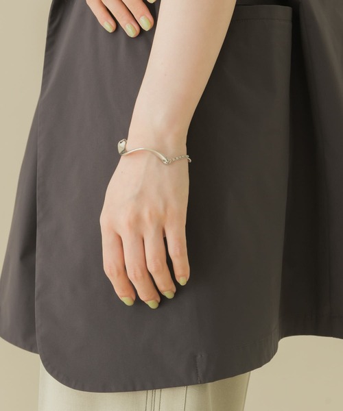 SMELLY（スメリー）の「ツイストプレートチェーンマンテルブレスレット（ブレスレット・レディース・シルバー/ゴールド・-）」の6枚目の写真