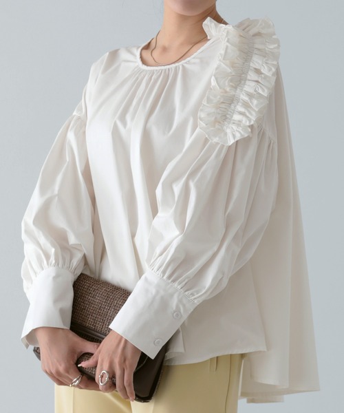 O.S.K（オーエスケー）の「[O.S.K]アシメ肩立体フリルブラウス
