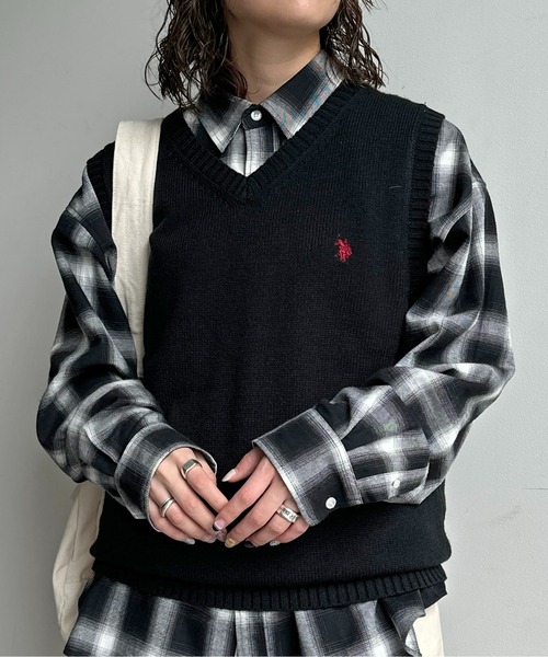 U.S. POLO ASSN.（ユーエスポロアッスン）の「【U.S. POLO ASSN.】1ポイント刺繍ニットベスト（ベスト・メンズ・ネイビー/グレー/アイボリー/ブラック・L/M/S）」の2枚目の写真
