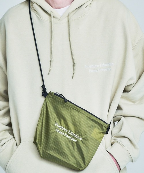 EMMA NOVEMBER (エマノーヴェンバー)の「Embroidery ナイロン サコッシュ(ショルダーバッグ・メンズ・サンドベージュ/ネイビー/ブラック/オリーブ/オフホワイト・FREE)」の4枚目の写真