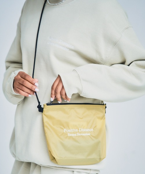 EMMA NOVEMBER (エマノーヴェンバー)の「Embroidery ナイロン サコッシュ(ショルダーバッグ・メンズ・サンドベージュ/ネイビー/ブラック/オリーブ/オフホワイト・FREE)」の3枚目の写真