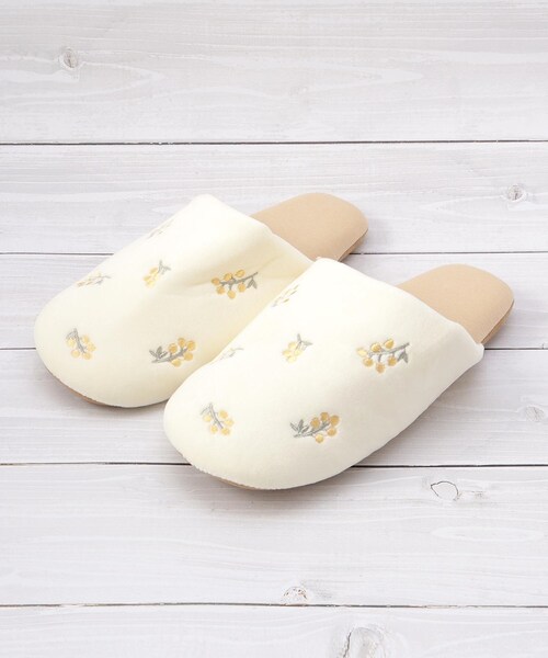 one'sterrace(ワンズテラス)の「◆ミモザ刺繍 ルームシューズ(ルームシューズ/スリッパ・レディース・アイボリー系8/グリーン系5/グレー系4・99)」の3枚目の写真