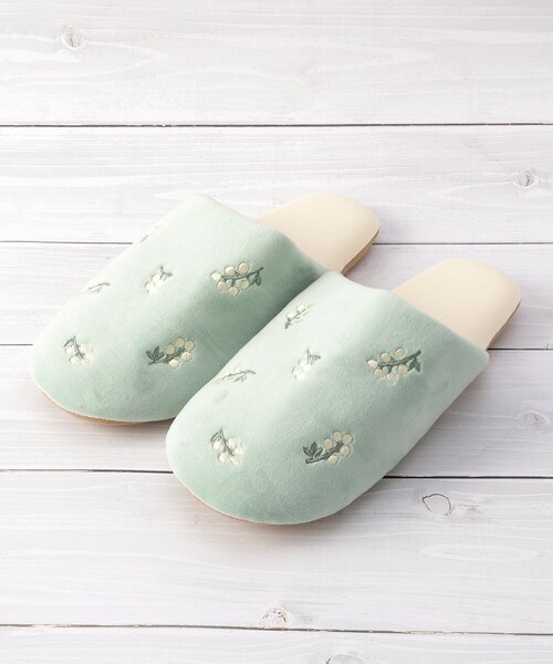 one'sterrace(ワンズテラス)の「◆ミモザ刺繍 ルームシューズ(ルームシューズ/スリッパ・レディース・アイボリー系8/グリーン系5/グレー系4・99)」の1枚目の写真
