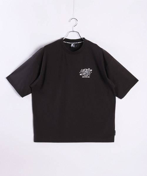 半袖Tシャツ　バッグ&ロゴTシャツ　ブラック　ボリーヌブロー　セブンフェアリー FUBU フブ トップス ブランドロゴ ニューヨーク バックプリント