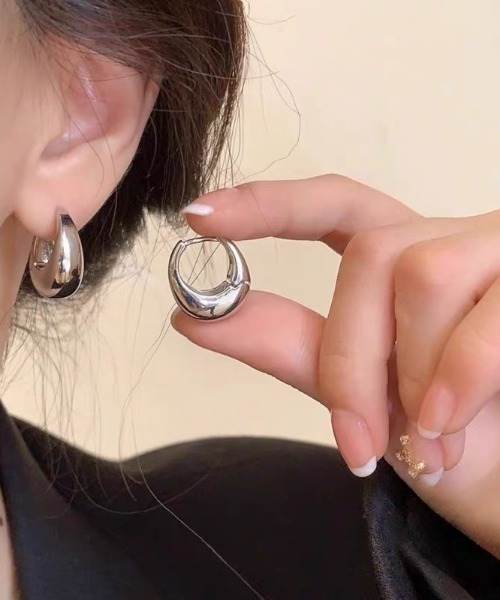 E&C closet…(イーアンドシークローゼット)の「ボリュームフープピアス(ピアス(両耳用)・レディース・ゴールド/シルバー・FREE)」の11枚目の写真
