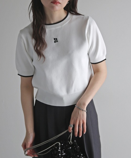 COURO(コウロ)の「ワンポイント刺繍配色クロップドニット(ニット/セーター・レディース・ブラック/オフホワイト/サックスブルー/ピンク/グレイッシュベージュ/チャコール・FREE)」の1枚目の写真