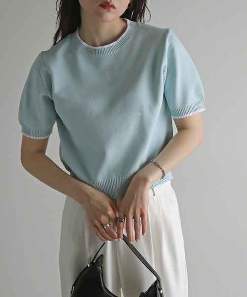 COURO(コウロ)の「ワンポイント刺繍配色クロップドニット(ニット/セーター・レディース・ブラック/オフホワイト/サックスブルー/ピンク/グレイッシュベージュ/チャコール・FREE)」の5枚目の写真