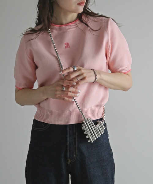 COURO(コウロ)の「ワンポイント刺繍配色クロップドニット(ニット/セーター・レディース・ブラック/オフホワイト/サックスブルー/ピンク/グレイッシュベージュ/チャコール・FREE)」の6枚目の写真