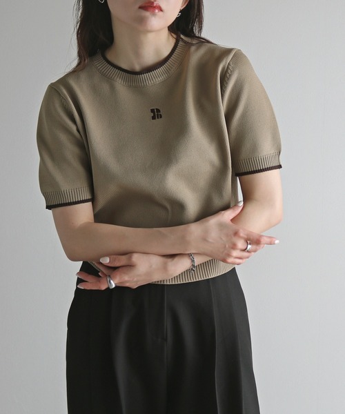 COURO(コウロ)の「ワンポイント刺繍配色クロップドニット(ニット/セーター・レディース・ブラック/オフホワイト/サックスブルー/ピンク/グレイッシュベージュ/チャコール・FREE)」の4枚目の写真