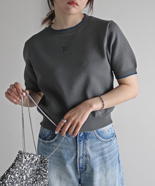 COURO(コウロ)の「ワンポイント刺繍配色クロップドニット(ニット/セーター・レディース・ブラック/オフホワイト/サックスブルー/ピンク/グレイッシュベージュ/チャコール・FREE)」の3枚目の写真