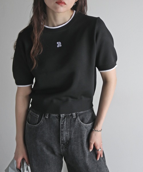 COURO(コウロ)の「ワンポイント刺繍配色クロップドニット(ニット/セーター・レディース・ブラック/オフホワイト/サックスブルー/ピンク/グレイッシュベージュ/チャコール・FREE)」の2枚目の写真