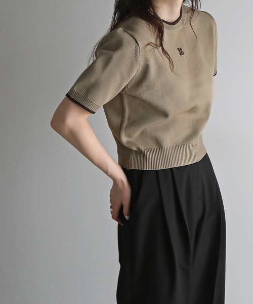 COURO(コウロ)の「ワンポイント刺繍配色クロップドニット(ニット/セーター・レディース・ブラック/オフホワイト/サックスブルー/ピンク/グレイッシュベージュ/チャコール・FREE)」の12枚目の写真