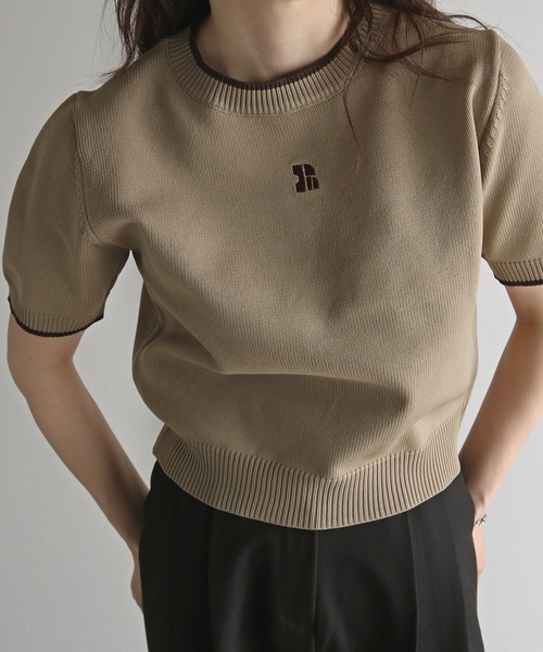 COURO(コウロ)の「ワンポイント刺繍配色クロップドニット(ニット/セーター・レディース・ブラック/オフホワイト/サックスブルー/ピンク/グレイッシュベージュ/チャコール・FREE)」の13枚目の写真